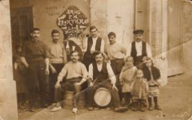 Grupo de boteros catalanes trabajando durante la Primera Guerra Mundial en Frontignan (Francia)