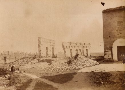 Restos de la muralla del Monasterio en 1886